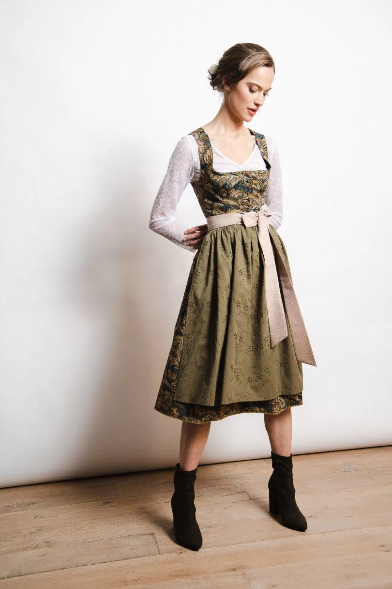 Dirndl Mit Allover-Druck Und Schürze Mit Lochstickerei^Sportalm Hot