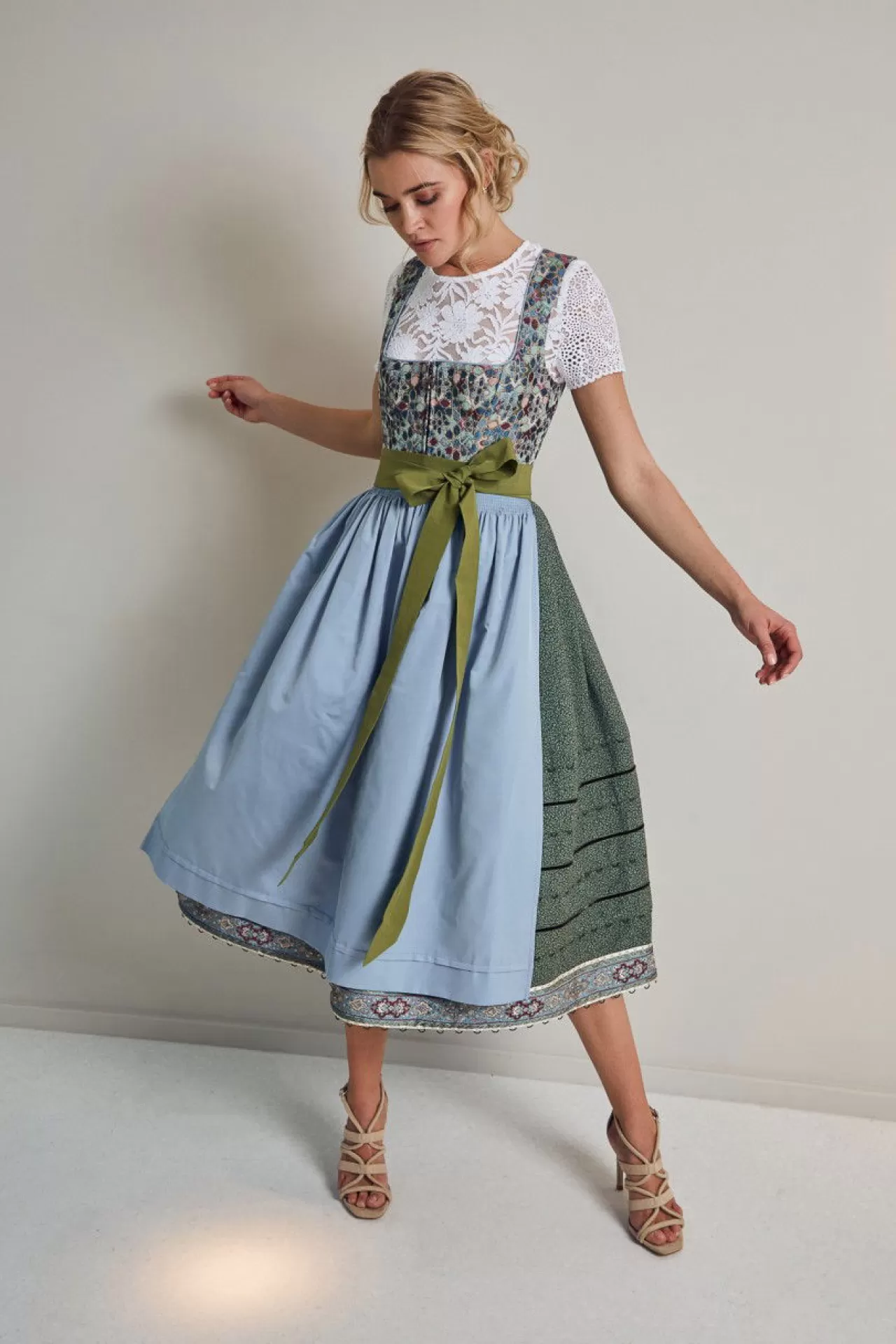 Traumhaftes Dirndl Mit Aufwendigem Rock Und Zusätzlichem Gürtel^Sportalm Store
