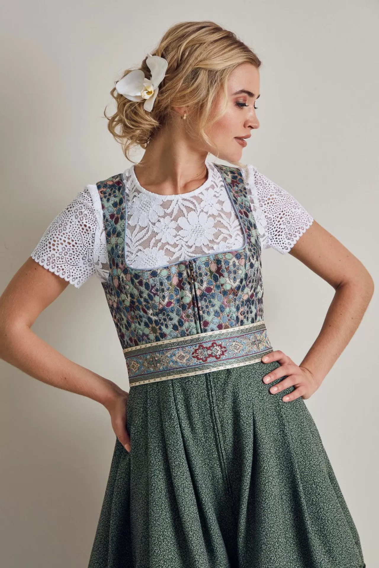 traumhaftes_dirndl_mit_aufwendigem_rock_und_zustzlichem_grtel_2.webp Traumhaftes Dirndl Mit Aufwendigem Rock Und Zusätzlichem Gürtel^Sportalm Store