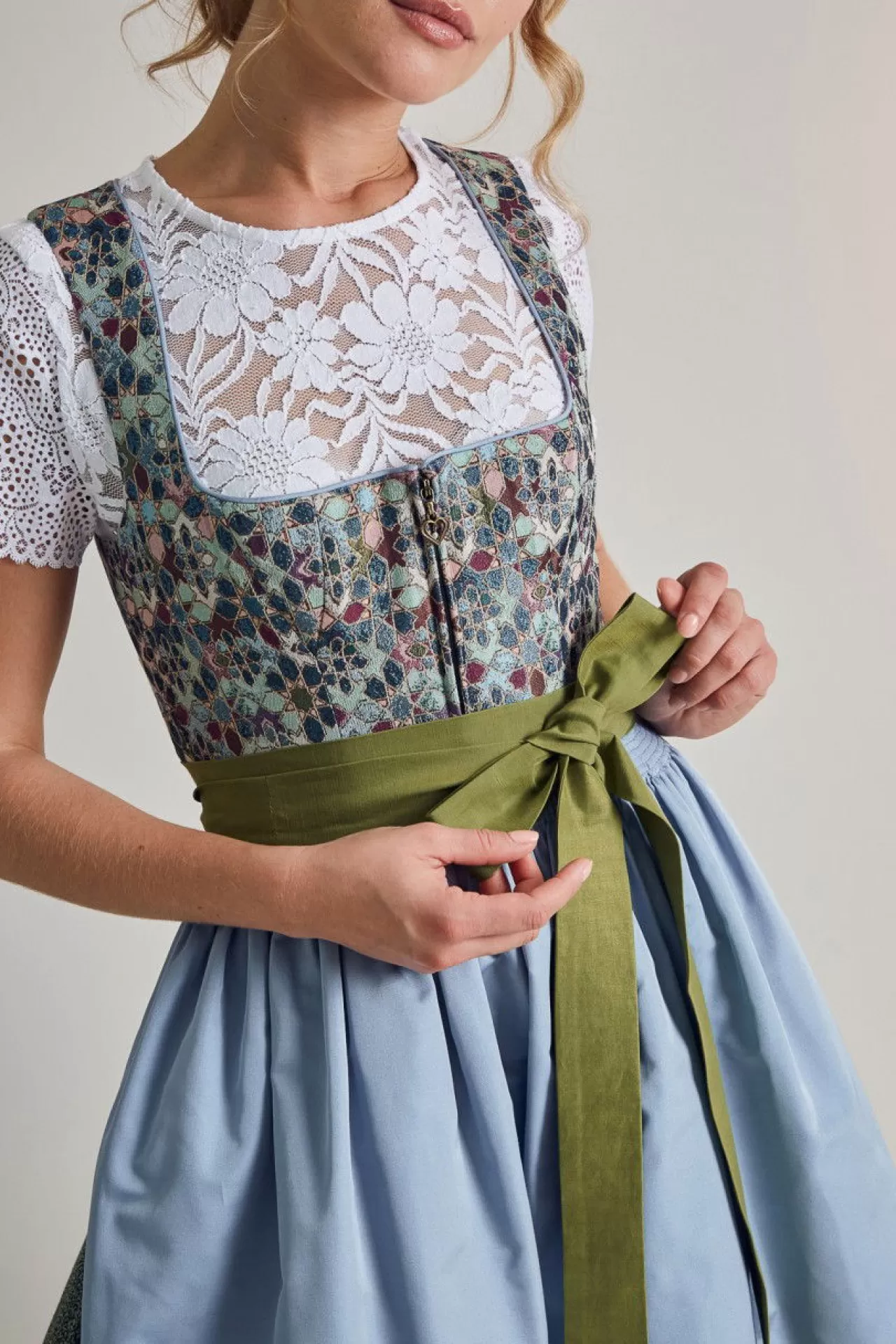 traumhaftes_dirndl_mit_aufwendigem_rock_und_zustzlichem_grtel_4.webp Traumhaftes Dirndl Mit Aufwendigem Rock Und Zusätzlichem Gürtel^Sportalm Store