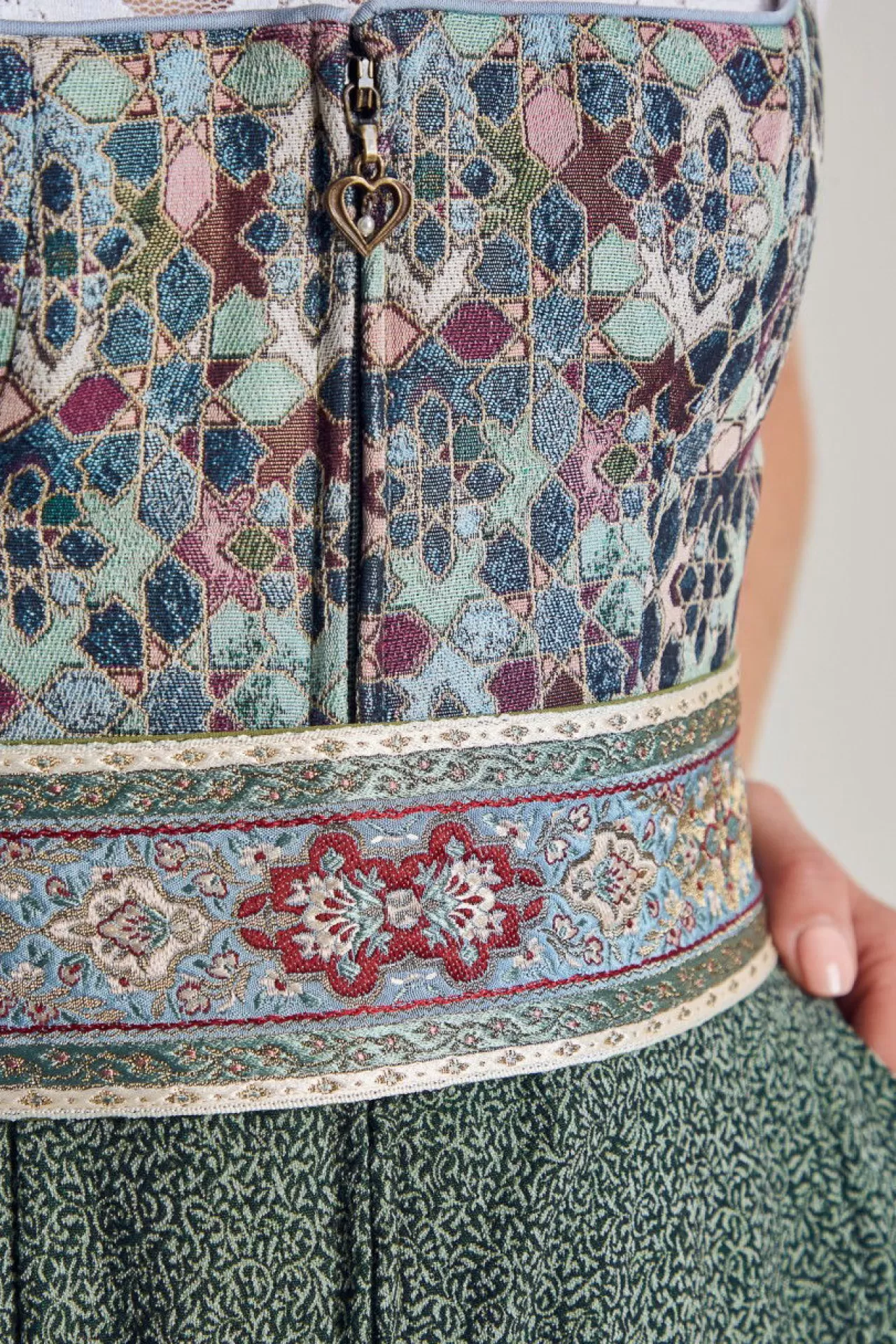 traumhaftes_dirndl_mit_aufwendigem_rock_und_zustzlichem_grtel_5.webp Traumhaftes Dirndl Mit Aufwendigem Rock Und Zusätzlichem Gürtel^Sportalm Store