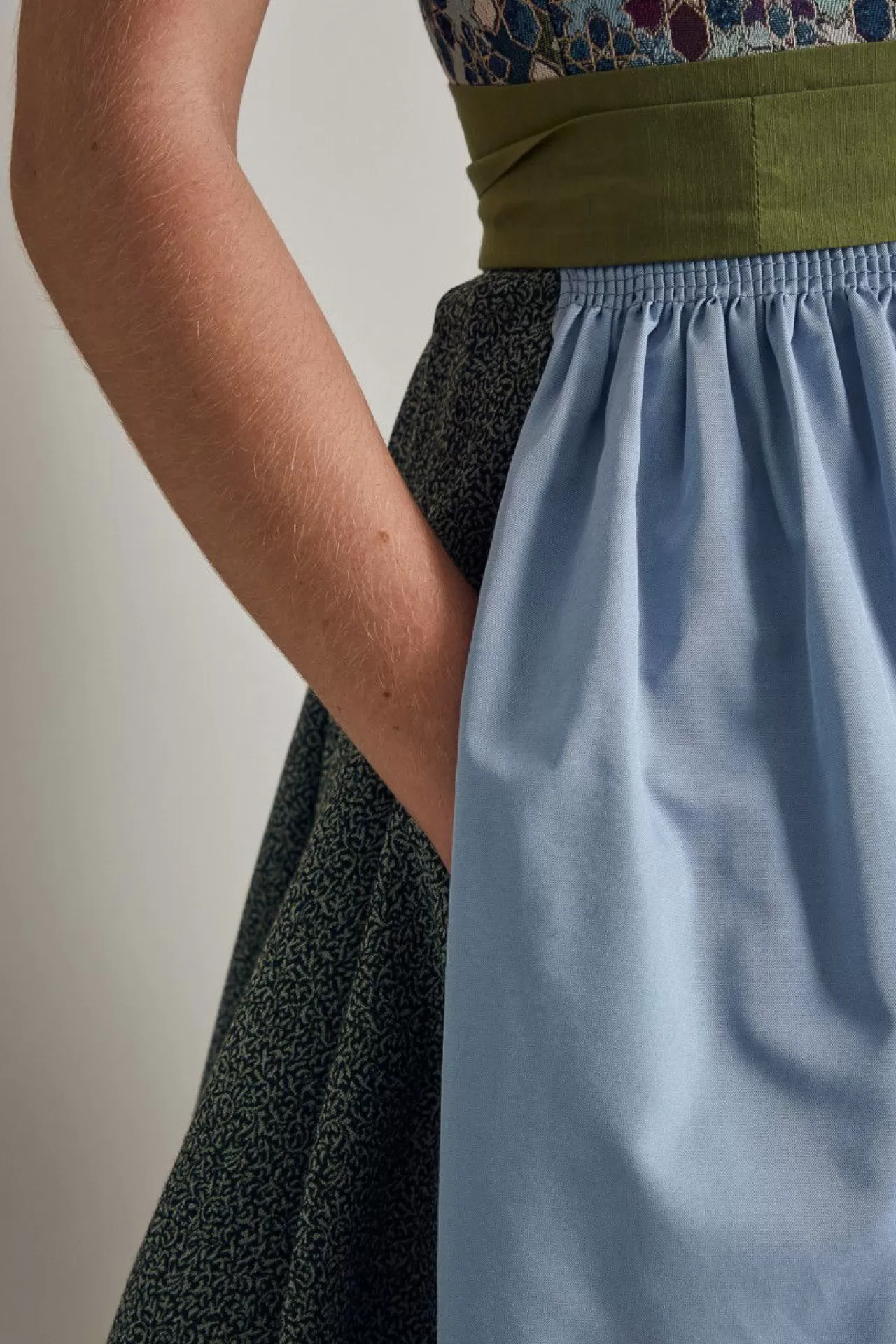 traumhaftes_dirndl_mit_aufwendigem_rock_und_zustzlichem_grtel_6.webp Traumhaftes Dirndl Mit Aufwendigem Rock Und Zusätzlichem Gürtel^Sportalm Store