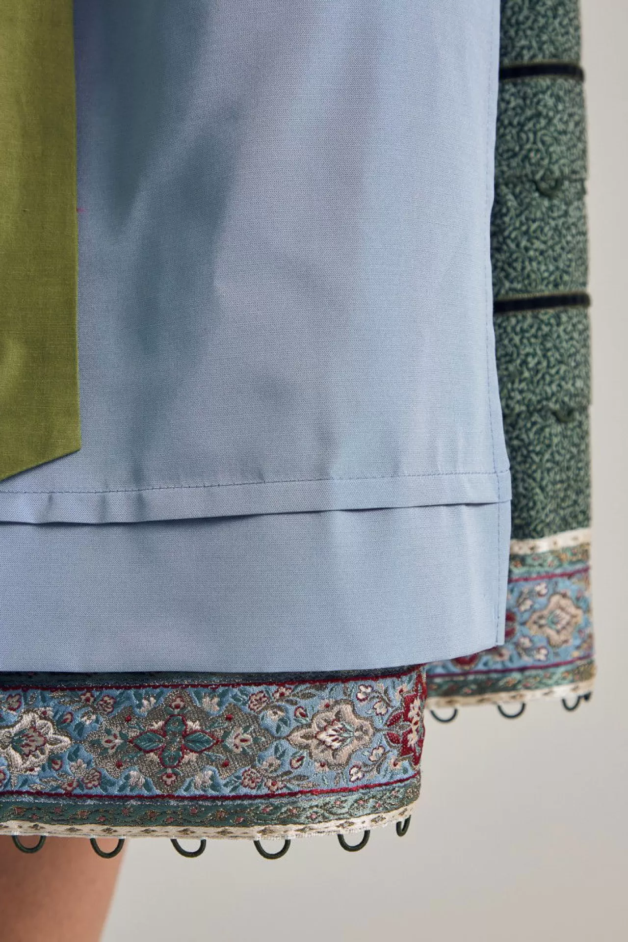 traumhaftes_dirndl_mit_aufwendigem_rock_und_zustzlichem_grtel_7.webp Traumhaftes Dirndl Mit Aufwendigem Rock Und Zusätzlichem Gürtel^Sportalm Store