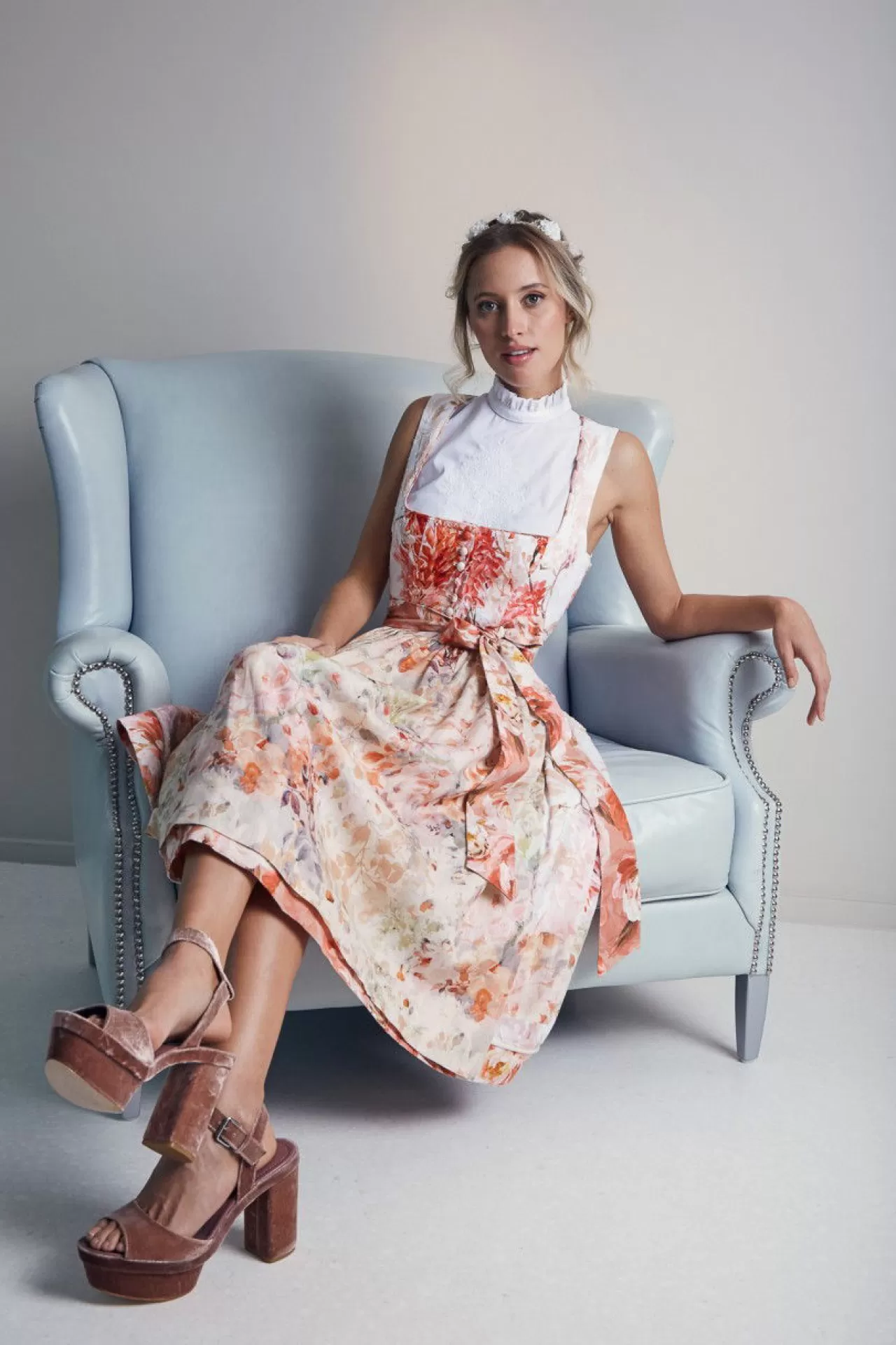 wunderschnes_dirndl_mit_zwei_schrzen_und_einer_zustzlichen_schrpe_2.webp Wunderschönes Dirndl Mit Zwei Schürzen Und Einer Zusätzlichen Schärpe^Sportalm Clearance