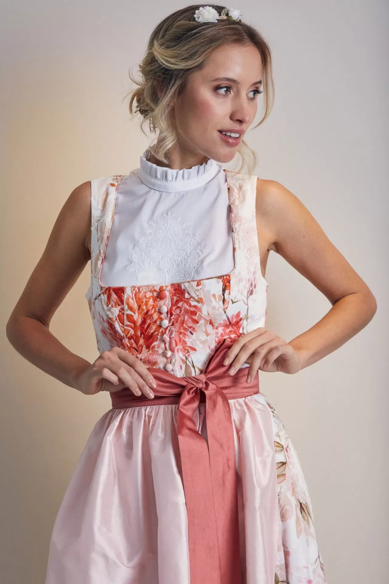 wunderschnes_dirndl_mit_zwei_schrzen_und_einer_zustzlichen_schrpe_3.webp Wunderschönes Dirndl Mit Zwei Schürzen Und Einer Zusätzlichen Schärpe^Sportalm Clearance