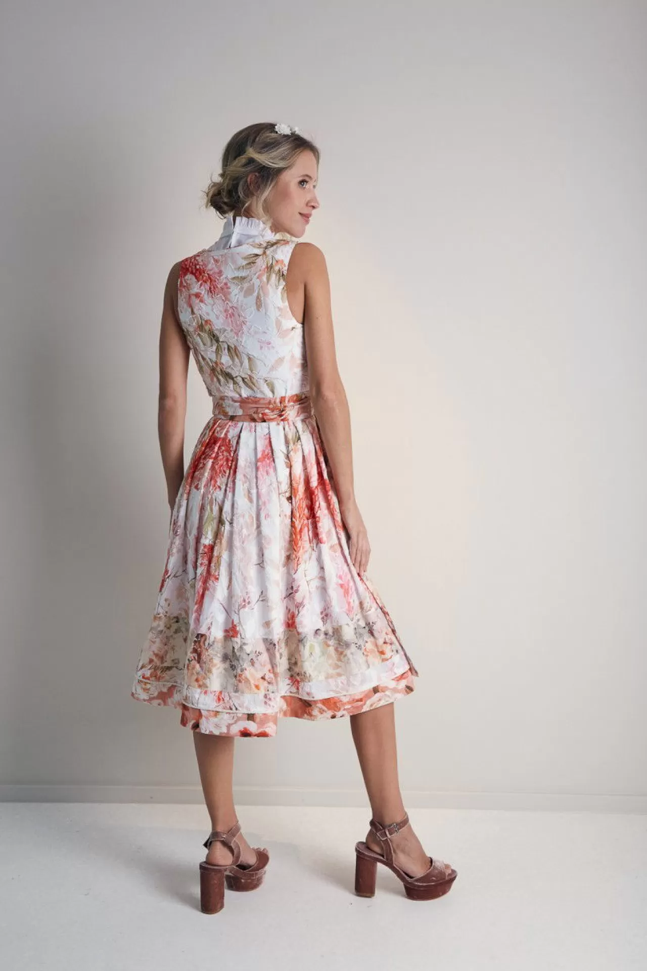 wunderschnes_dirndl_mit_zwei_schrzen_und_einer_zustzlichen_schrpe_4.webp Wunderschönes Dirndl Mit Zwei Schürzen Und Einer Zusätzlichen Schärpe^Sportalm Clearance