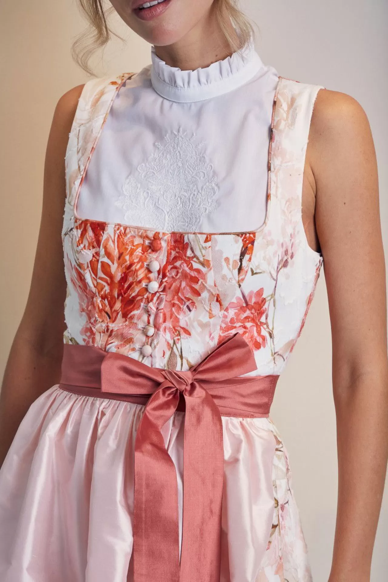 wunderschnes_dirndl_mit_zwei_schrzen_und_einer_zustzlichen_schrpe_5.webp Wunderschönes Dirndl Mit Zwei Schürzen Und Einer Zusätzlichen Schärpe^Sportalm Clearance