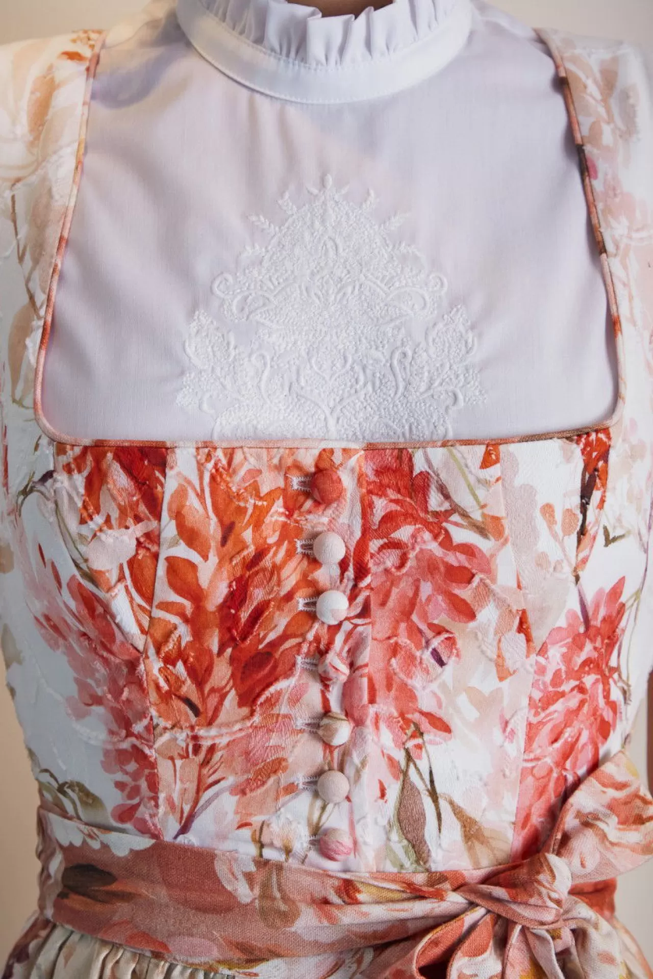 wunderschnes_dirndl_mit_zwei_schrzen_und_einer_zustzlichen_schrpe_6.webp Wunderschönes Dirndl Mit Zwei Schürzen Und Einer Zusätzlichen Schärpe^Sportalm Clearance