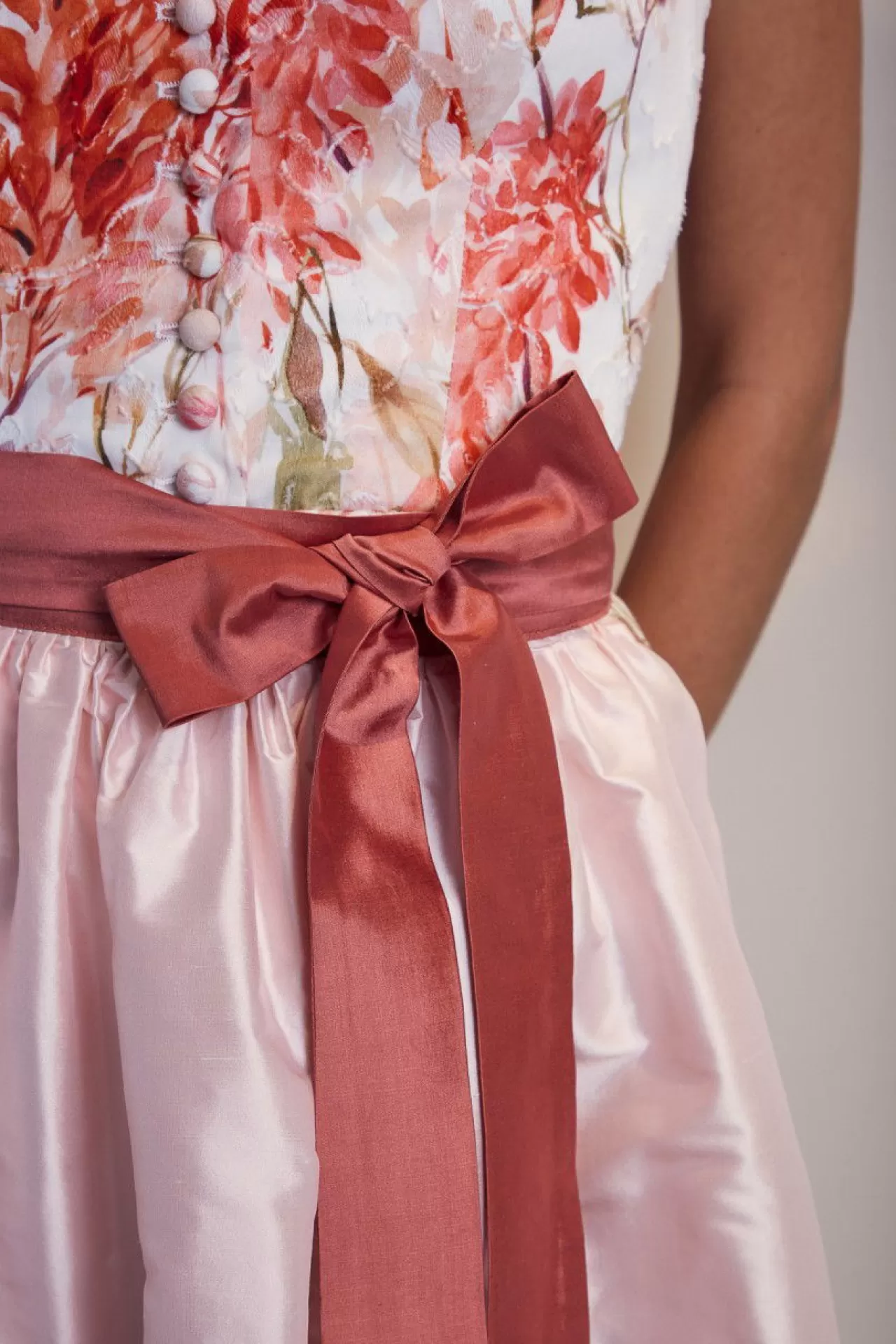 wunderschnes_dirndl_mit_zwei_schrzen_und_einer_zustzlichen_schrpe_7.webp Wunderschönes Dirndl Mit Zwei Schürzen Und Einer Zusätzlichen Schärpe^Sportalm Clearance