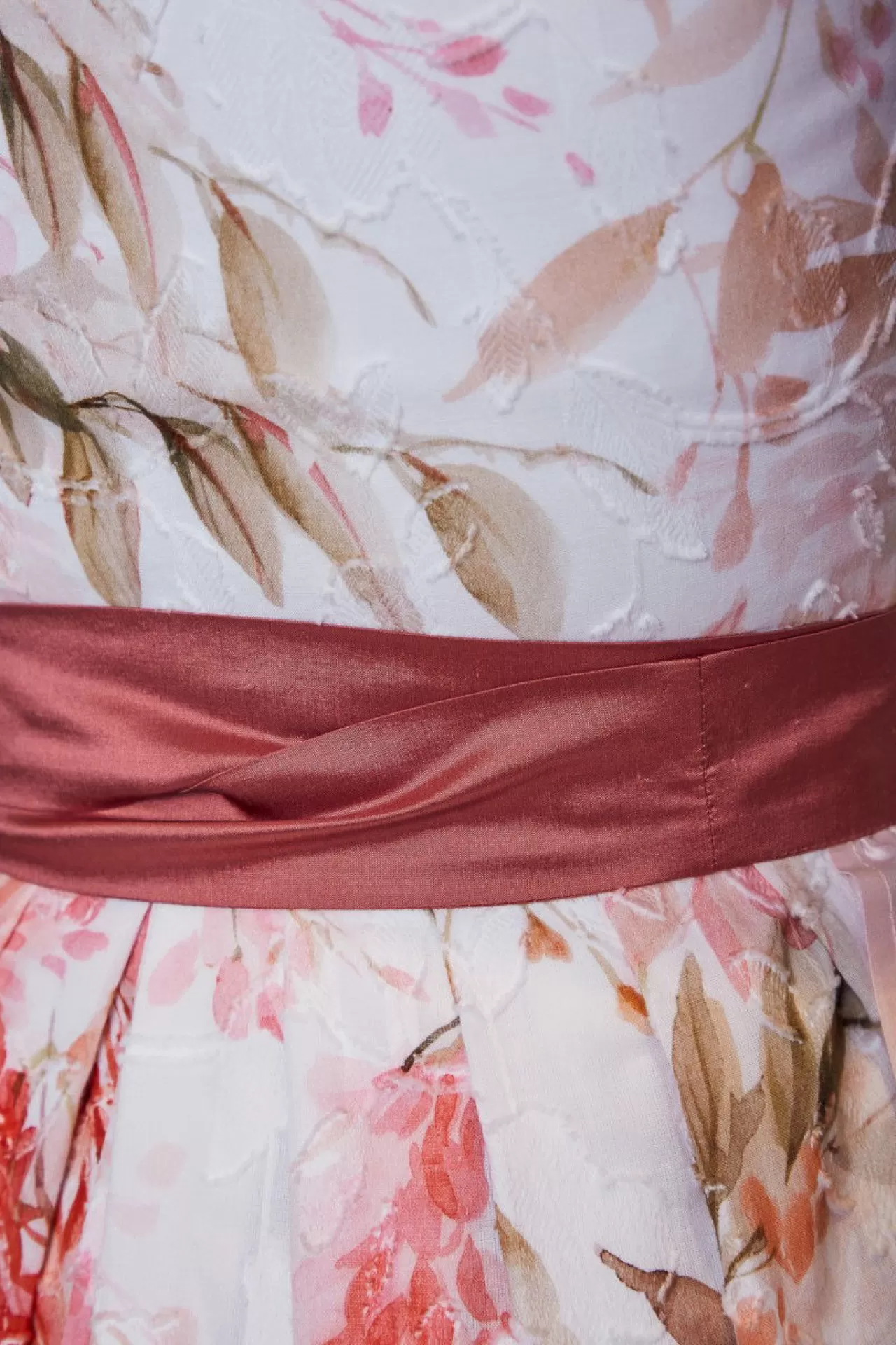 wunderschnes_dirndl_mit_zwei_schrzen_und_einer_zustzlichen_schrpe_8.webp Wunderschönes Dirndl Mit Zwei Schürzen Und Einer Zusätzlichen Schärpe^Sportalm Clearance