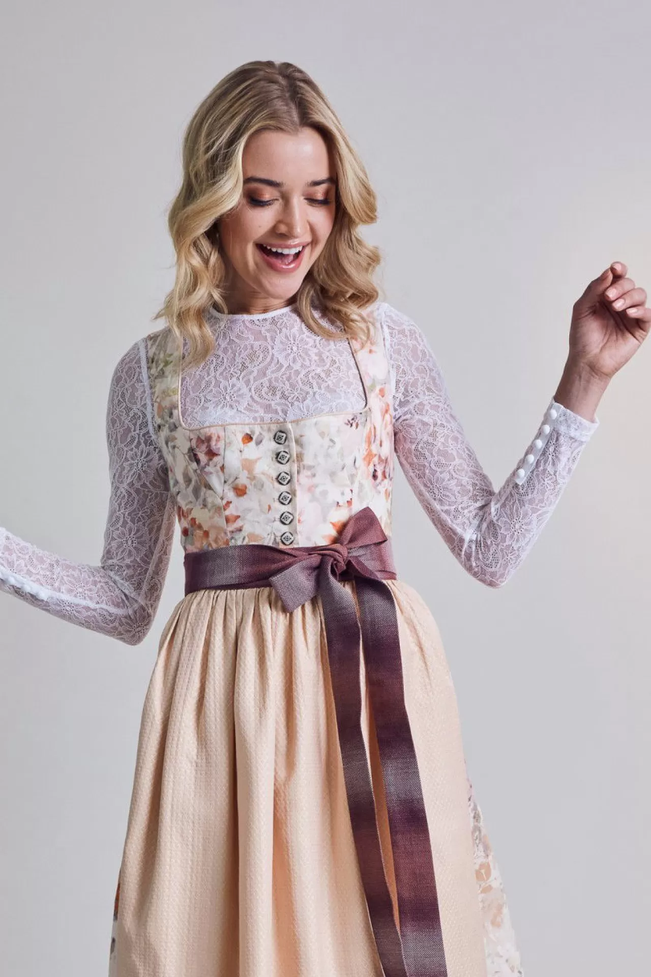 zarte_spitzenbluse_mit_langem_arm_2.webp Zarte Spitzenbluse Mit Langem Arm^Sportalm Best