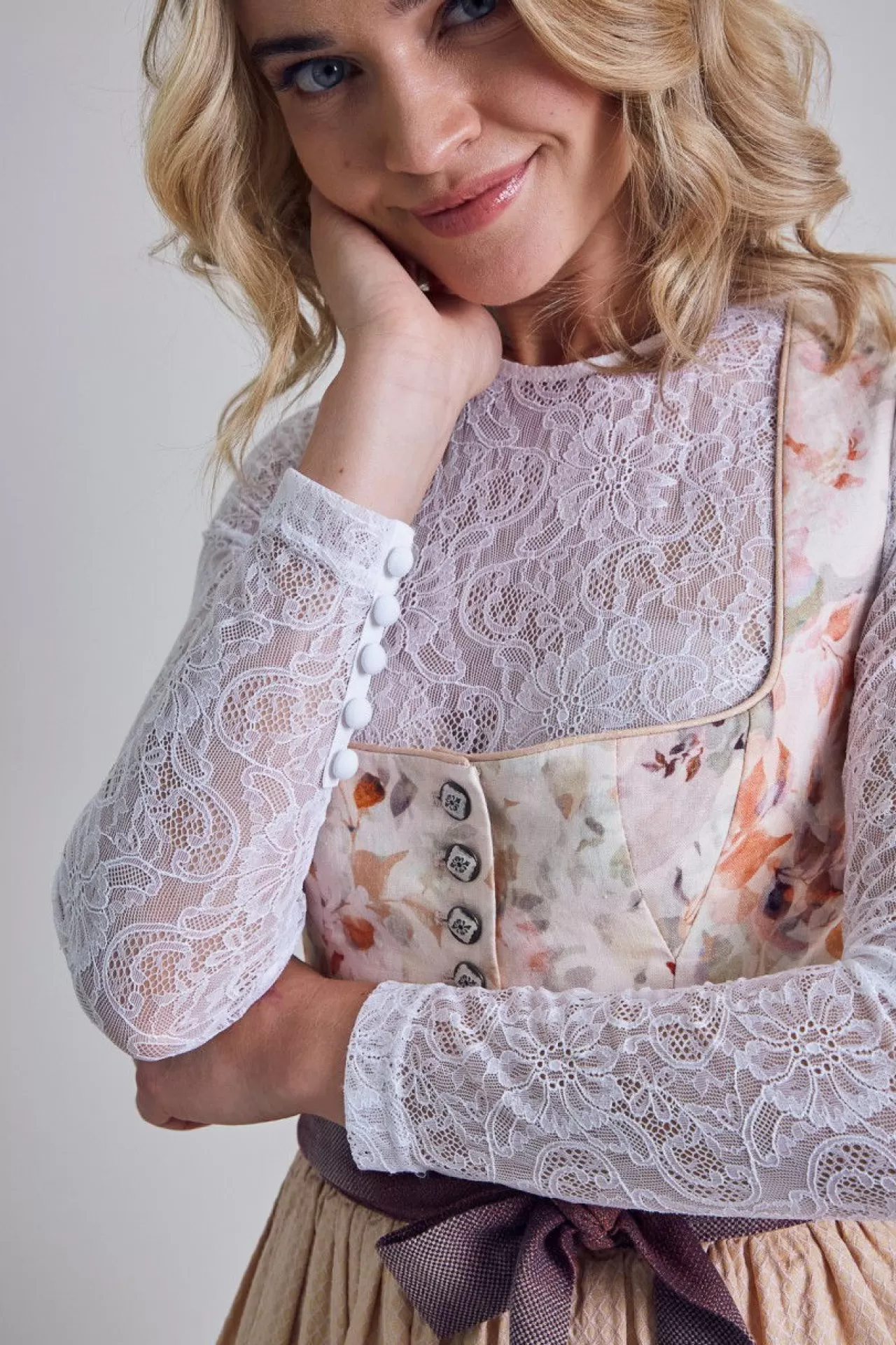 zarte_spitzenbluse_mit_langem_arm_4.webp Zarte Spitzenbluse Mit Langem Arm^Sportalm Best