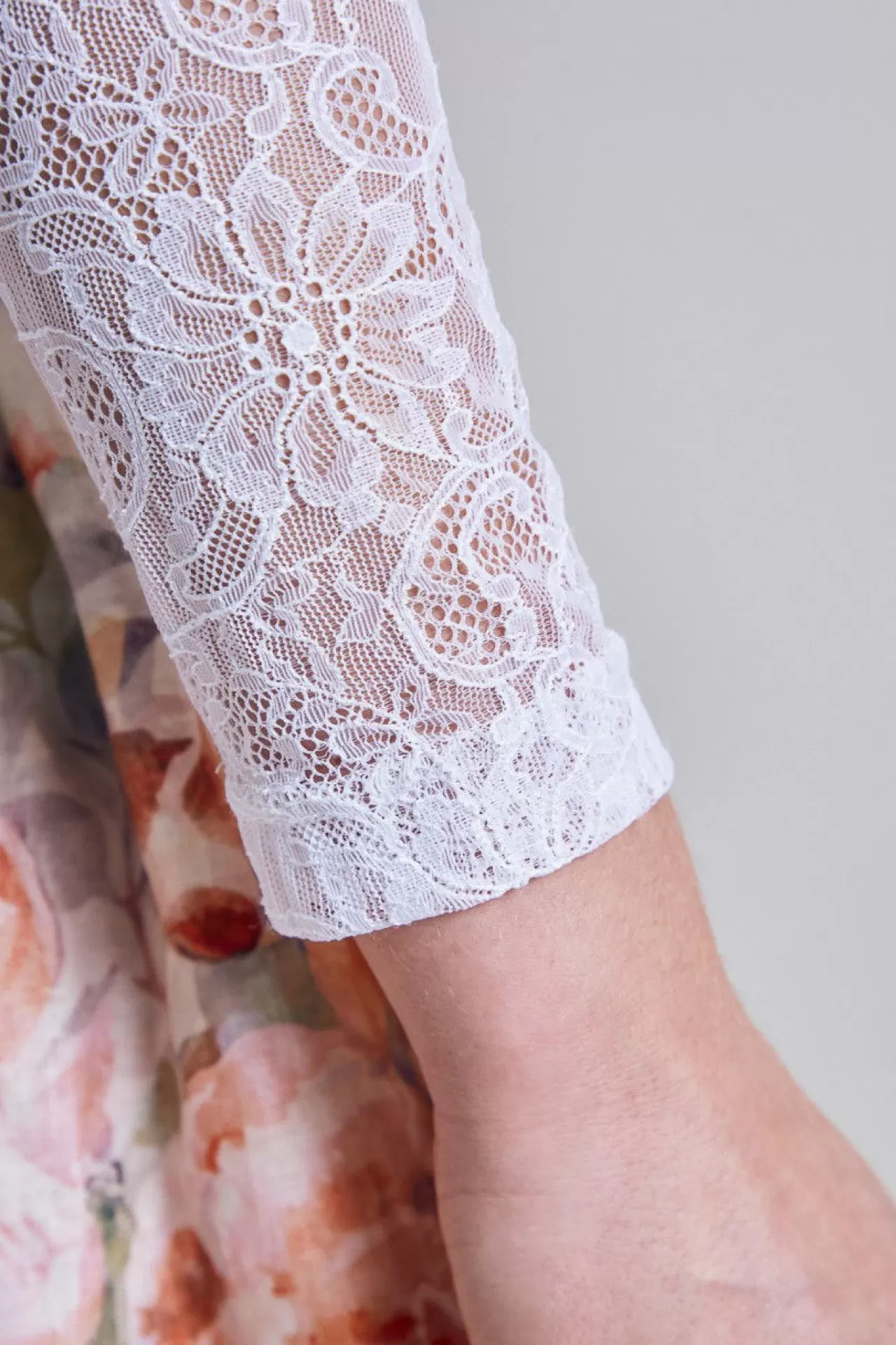 zarte_spitzenbluse_mit_langem_arm_7.webp Zarte Spitzenbluse Mit Langem Arm^Sportalm Best