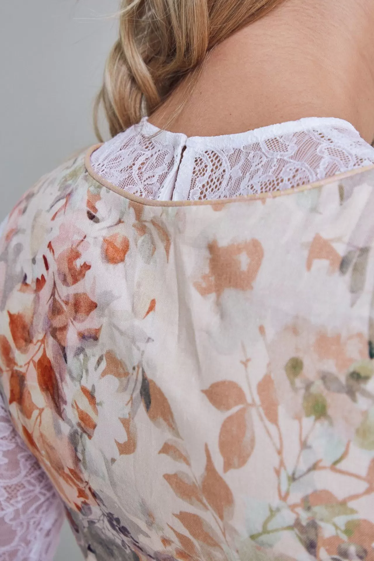 zarte_spitzenbluse_mit_langem_arm_8.webp Zarte Spitzenbluse Mit Langem Arm^Sportalm Best